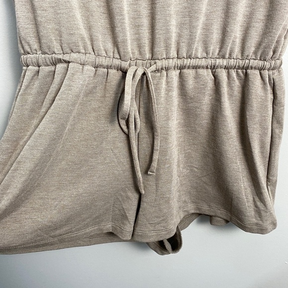 Old Navy Women's Beige 3/4 Dolman Sleeve Lightweight Romper Stretchy‎ Size Small - Picture 2 of 14